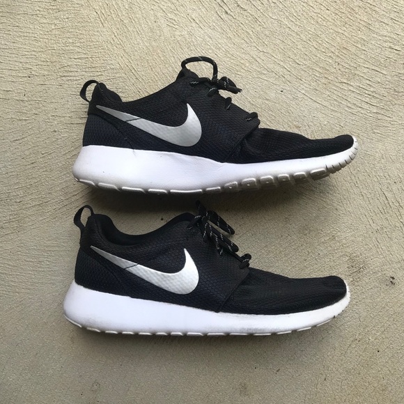 all black roshes womens